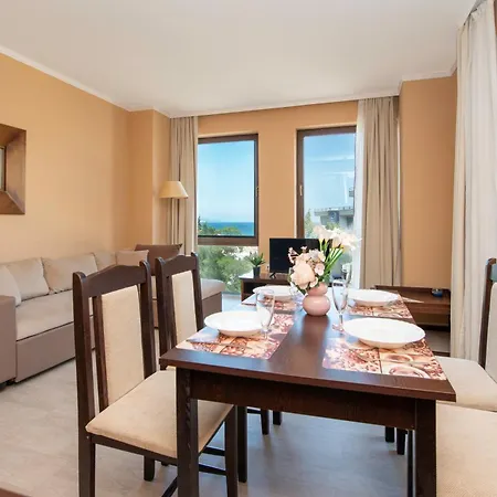 Royal Beach Apartments *